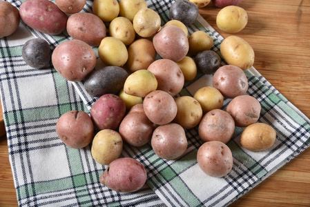厨房毛巾上的各种小土豆