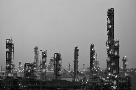 石油工业用蒸馏塔在夜间的闪光照明, 单调的工业工厂