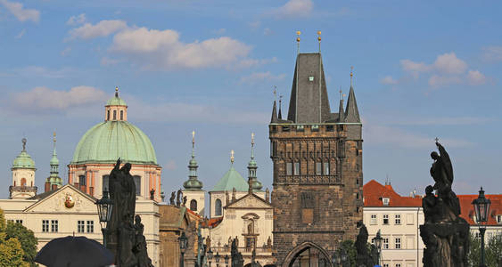 布拉格在捷克共和国查尔斯桥梁其中一个欧洲首都的最重要的纪念碑和古塔在背景