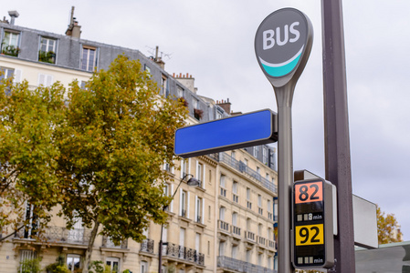 在秋天在巴黎的巴士站图片