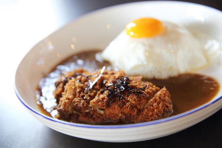 油炸猪肉咖喱饭