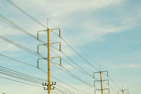 高压输电塔将发电厂的电力输送给人们。夕阳中金色的天空