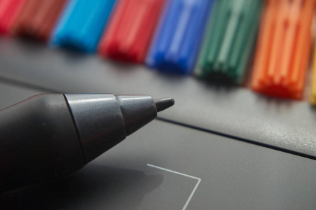 数字图形片上的黑色手写笔笔, 用于背景上带有彩色标记的插图和设计器。宏视图可用空间和选择性焦点