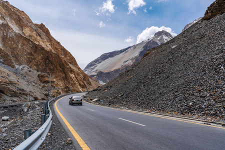 巴基斯坦北部的乡村道路景观和行驶在路上的汽车