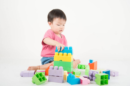 Asain 婴儿学步2岁演奏五颜六色的块