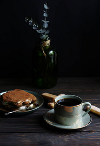 提拉米苏和杯咖啡