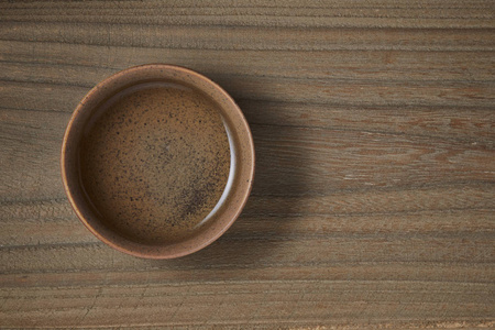 传统的茶道配件，木制背景的茶杯
