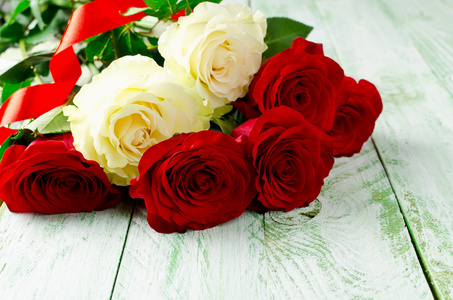 红色和白色的玫瑰木背景