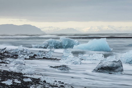 冰岛的 Jokulsarlon 冰川泻湖，期间一个灿烂的夏日夜晚