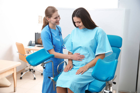 怀孕妇女在妇科医生办公室预约