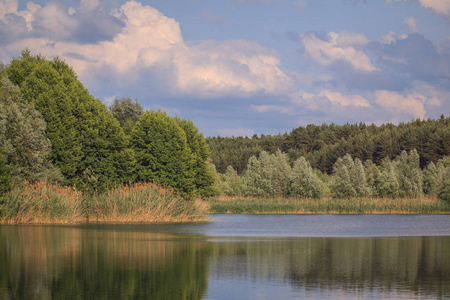 在巴伐利亚的 baggersee 湖在一个夏日的日落与蓝天的爆发