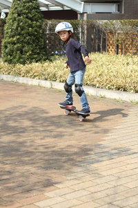 日本男孩骑着脚板小学一年级