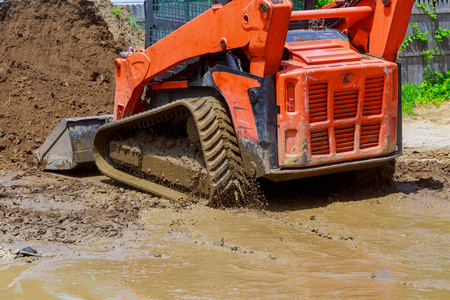 在 eathmoving 工程中挖掘卸荷土的轮式装载机挖掘机