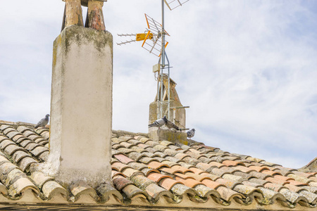 西班牙马德里 Chinchon 的古瓦屋顶。从主要正方形的上部的看法在历史小镇 Chinchon, 在马德里附近
