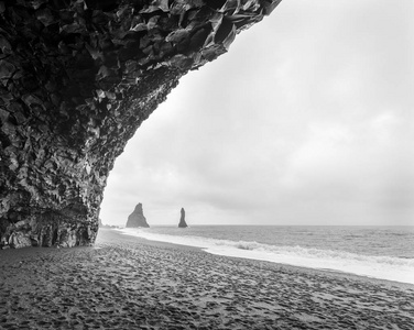 在 Reynisfjara 海滩玄武岩洞