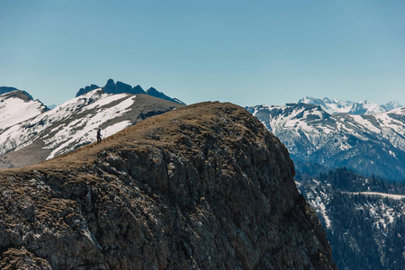 游客爬上高加索山脉的顶端, Thach