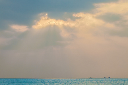 冬天的下午雾天海景