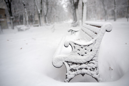 在公园的长椅上覆盖着雪