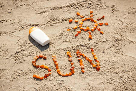 词和形状的阳光，沙滩，夏天时间在沙滩上的防晒霜