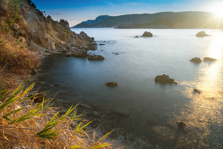 日出时长时间暴露海景。峭壁的看法入 se