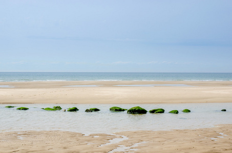 禅宗的海滩与对齐岩石附近加莱，Pas de Ca 图片