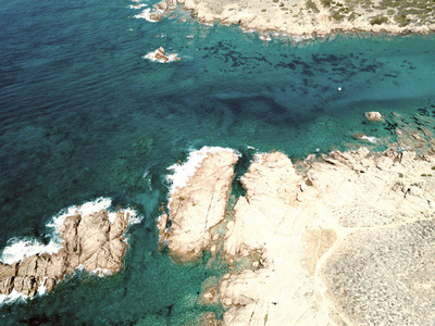 岩石海岸和海洋鸟瞰图