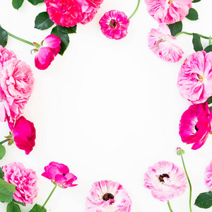 粉红色玫瑰花和海葵在白色背景的框架。平躺, 顶部视图。花卉质地