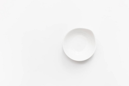 白色陶瓷餐具白色背景。使用插入调味汁和菜肴的模板