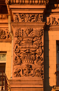 苏联在社会主义时期建造的房子的装饰元素。莫斯科, 2018年5月