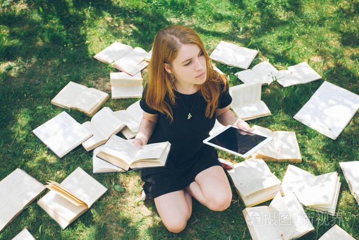 女人的电子书阅读器和书来学习.现代教育技术与传统的