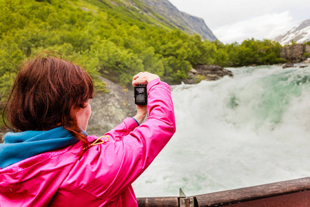 由挪威的 Videfossen 瀑布旅游女人