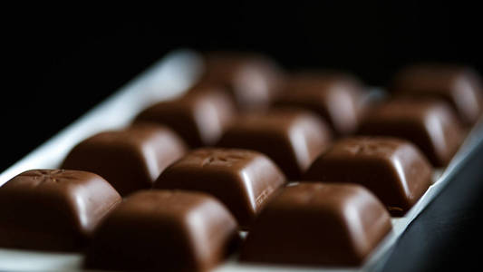 特写照片的巧克力片, 简单的组成黑色背景