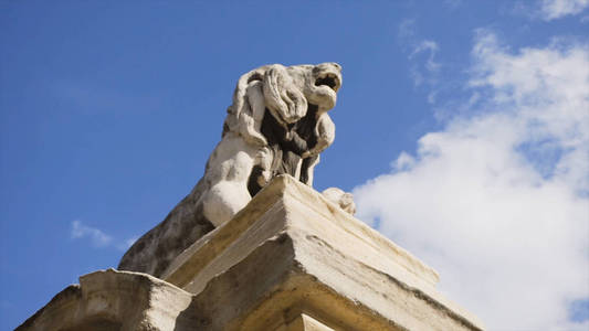 在意大利的狮子纪念碑。股票。这座纪念碑的四只白色石狮之一献身于意大利那不勒斯的烈士的美德。