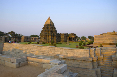 在寺庙的台阶上, 被修造了大约 1112 Ce 由 Mahadeva, 一个司令员在西部 Chalukya 国王 Vikrama