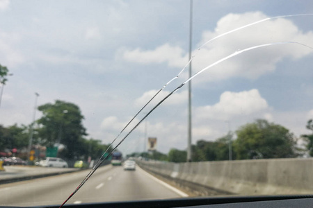 汽车挡风玻璃或挡风玻璃在驾驶时的透视图