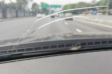 汽车挡风玻璃或挡风玻璃在驾驶时的透视图