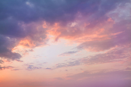 五颜六色的充满活力的天空与紫色的橙色云彩。日落时间。美丽的自然背景