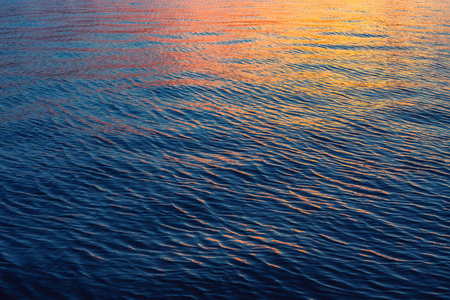 海浪纹理. 日落拍摄。波纹水