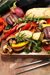 烤蔬菜。西红柿, 西葫芦, 甜椒和新鲜草药。纯素食烧烤概念