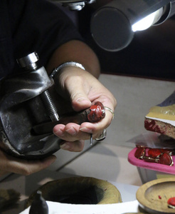 在珠宝商的手上做戒指的特写。泰国普吉岛上的宝石画廊。宝石画廊是世界上最大的珠宝店之一