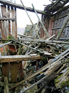 废墟和房子的废墟被强大的地震摧毁