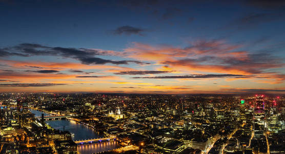 英国伦敦市老城美丽的日落
