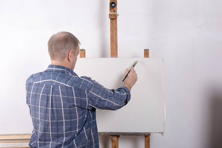一位艺术家在工作室白色帆布图片