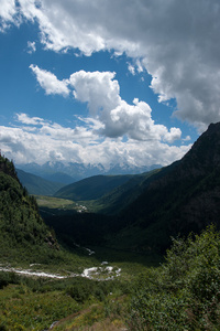 在山中徒步旅行