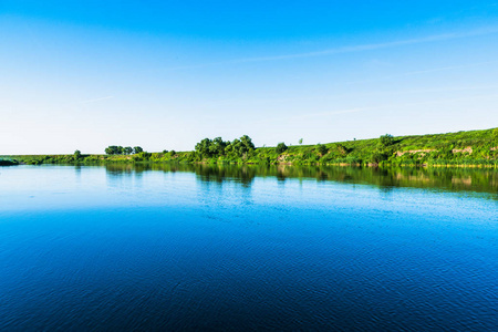 明亮的夏日自然全景, 森林中的树木和河流, 倒影在水中, 生动的宁静和放松的背景