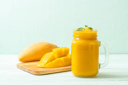新鲜芒果冰沙健康食品和饮料概念