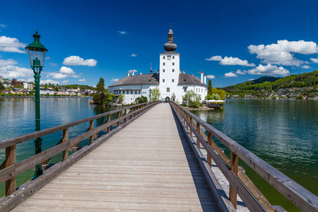 城堡 Ort 桥和 Traunsee Gmunden 奥地利