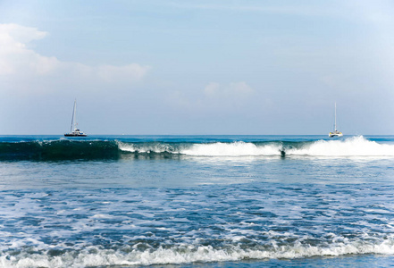 美丽的阳光海景 safari 潜水船在热带海与