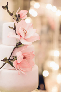 漂亮的婚礼蛋糕装饰着花朵