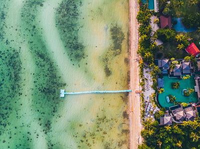 美丽的热带海滩和海的鸟瞰在海岛为旅行和假期的树